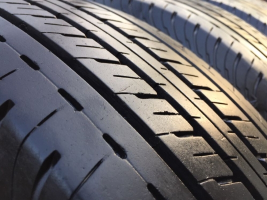ยาง Bridgestone 205 70 15 ปี17 ดอกเต็ม ไม่มีปะ ใช้ยาว ราคาไม่แพง