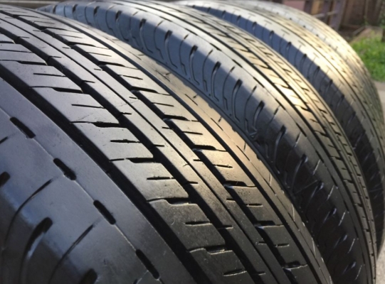 ยาง Bridgestone 205 70 15 ปี17 ดอกเต็ม ไม่มีปะ ใช้ยาว ราคาไม่แพง