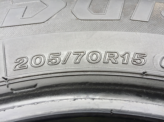 ยาง Bridgestone 205 70 15 ปี17 ดอกเต็ม ไม่มีปะ ใช้ยาว ราคาไม่แพง