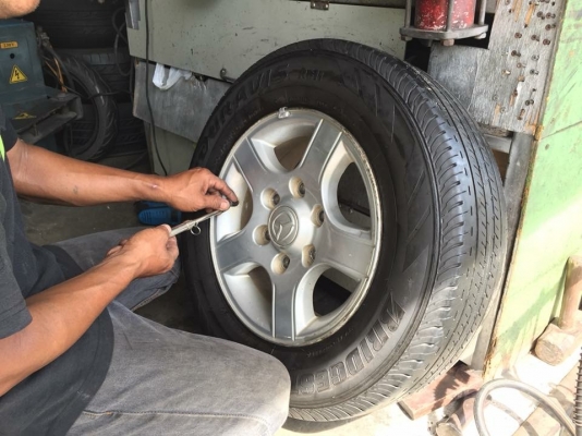 ยาง Bridgestone 205 70 15 ปี17 ดอกเต็ม ไม่มีปะ ใช้ยาว ราคาไม่แพง