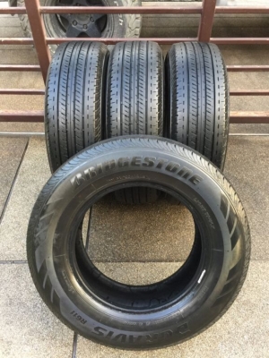 ยาง Bridgestone 205 70 15 ปี17 ดอกเต็ม ไม่มีปะ ใช้ยาว ราคาไม่แพง