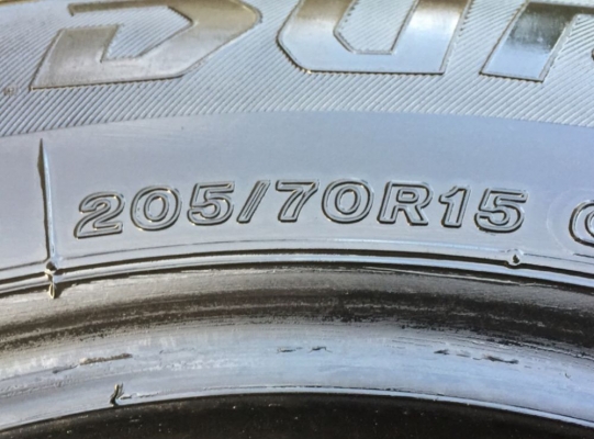 ยาง Bridgestone 205 70 15 ปี17 ดอกเต็ม ไม่มีปะ ใช้ยาว ราคาไม่แพง