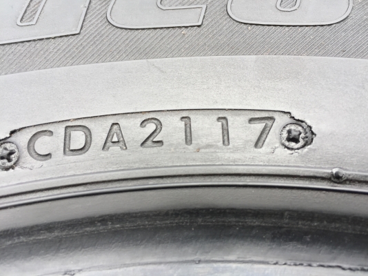 ยาง Bridgestone 205 70 15 ปี17 ดอกเต็ม ไม่มีปะ ใช้ยาว ราคาไม่แพง