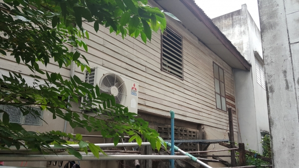 ขายบ้านสี่หลังพร้อมที่ดินสองแปลงติดกัน 223 ตรว. ที่ตั้ง ซอยอินทามะระ44 หน้ากว้าง 23 เมตร