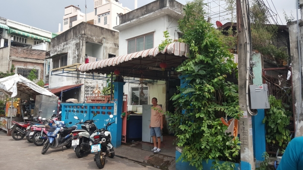 ขายบ้านสี่หลังพร้อมที่ดินสองแปลงติดกัน 223 ตรว. ที่ตั้ง ซอยอินทามะระ44 หน้ากว้าง 23 เมตร