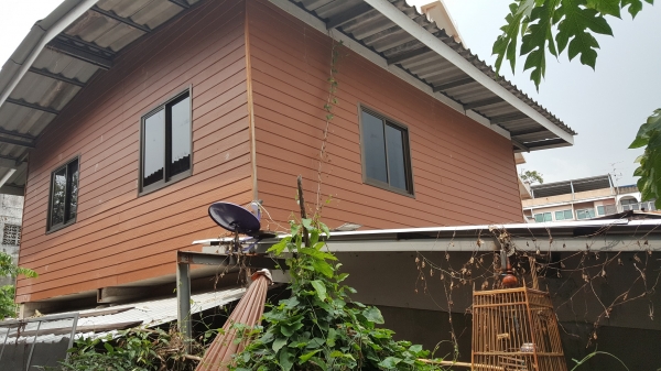 ขายบ้านสี่หลังพร้อมที่ดินสองแปลงติดกัน 223 ตรว. ที่ตั้ง ซอยอินทามะระ44 หน้ากว้าง 23 เมตร