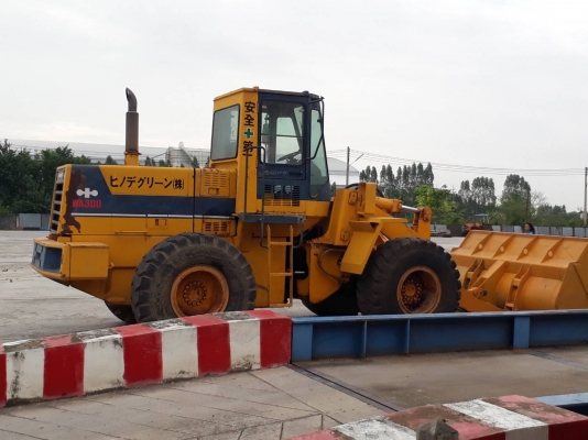 รถตักล้อยาง WA300-1 6สูบ  รหัสเครื่องS6D105  155แรงม้า  ขนาดปุ้งกี๋2.5-2.8ตัน