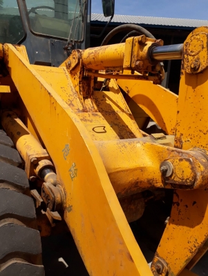 รถตักล้อยาง WA300-1 6สูบ  รหัสเครื่องS6D105  155แรงม้า  ขนาดปุ้งกี๋2.5-2.8ตัน