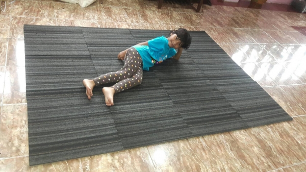 ขายพรมปูพื้นหนา2ช.ม กว้าง50ช.ม ยาว50ช.ม ของใหม่ครับขายแผ่นล่ะ10บาท 4แผ่นต่อ1ตารางเมตรมี2000กว่าแผ่นครับ