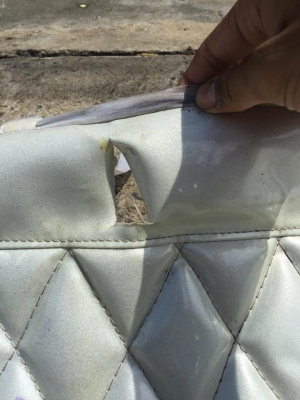 ที่หุ้มเบาะหลังเดก้ายุ่นๆสีขาวมุขมีตำหนิตามภาพไม่เป็นอุปสรรคต่อการนั่งราคา 1,200 สนใจ 063-190-3017