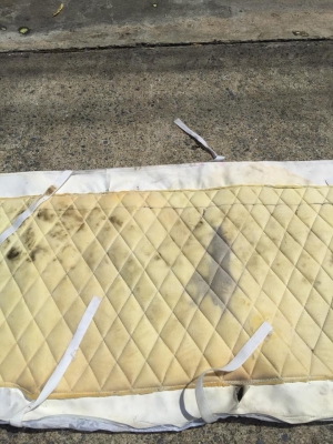 ที่หุ้มเบาะหลังเดก้ายุ่นๆสีขาวมุขมีตำหนิตามภาพไม่เป็นอุปสรรคต่อการนั่งราคา 1,200 สนใจ 063-190-3017