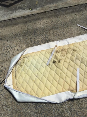 ที่หุ้มเบาะหลังเดก้ายุ่นๆสีขาวมุขมีตำหนิตามภาพไม่เป็นอุปสรรคต่อการนั่งราคา 1,200 สนใจ 063-190-3017