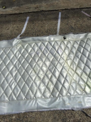 ที่หุ้มเบาะหลังเดก้ายุ่นๆสีขาวมุขมีตำหนิตามภาพไม่เป็นอุปสรรคต่อการนั่งราคา 1,200 สนใจ 063-190-3017