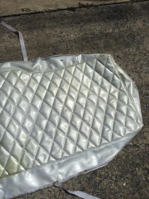 ที่หุ้มเบาะหลังเดก้ายุ่นๆสีขาวมุขมีตำหนิตามภาพไม่เป็นอุปสรรคต่อการนั่งราคา 1,200 สนใจ 063-190-3017