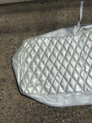 ที่หุ้มเบาะหลังเดก้ายุ่นๆสีขาวมุขมีตำหนิตามภาพไม่เป็นอุปสรรคต่อการนั่งราคา 1,200 สนใจ 063-190-3017