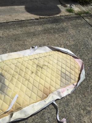 ที่หุ้มเบาะหลังเดก้ายุ่นๆสีขาวมุขมีตำหนิตามภาพไม่เป็นอุปสรรคต่อการนั่งราคา 1,200 สนใจ 063-190-3017