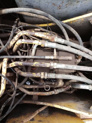 KOBELCO SK 200-3 กับ รถโม่ HINO  ZM