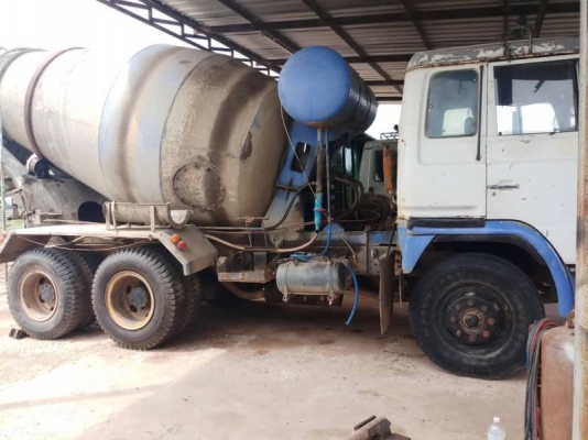 KOBELCO SK 200-3 กับ รถโม่ HINO  ZM