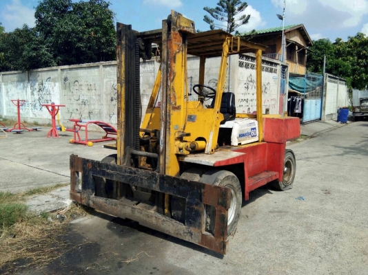 ขายรถ komatsu ขนาด 6 ตัน รุ่น 5 เกียร์ออโต้ ตามสภาพพร้อมใช้งานราคาถูก