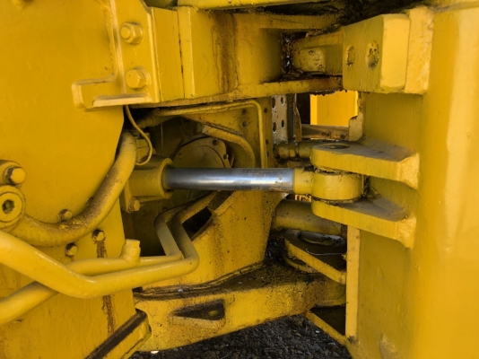 รถบด 4ล้อหนาม CAT815 ทะเบียนพร้อมโอน เก็บสีใหม่พร้อมใช้งาน รถบด 4ล้อหนาม CAT815 ทะเบียนพร้อมโอน เก็บสีใหม่พร้อมใช้งาน