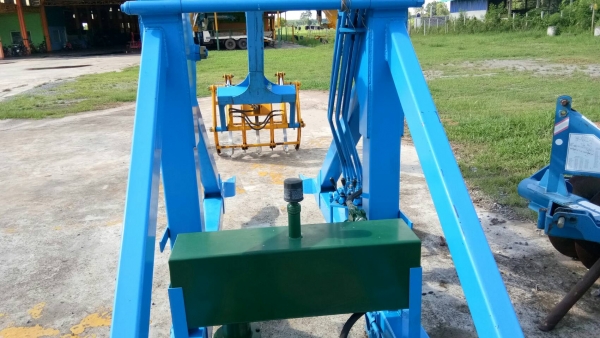 ขายเครื่องคีบอ้อย ติดรถไถFORD รุ่นF2 มือ2สภาพใหม่พร้อมใช้งาน