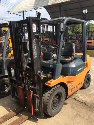 TOYOTA 7FD25 เครื่องดีเซล เกียร์ธรรมดา เสาสูง3เมตร  สนใจติดต่อ083-062-0223(ปอน)