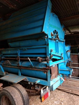 ขายรถนวดข้าวตู้ไทยเส็ง5ฟุตจำโบ้เครื่องhino6สูบ