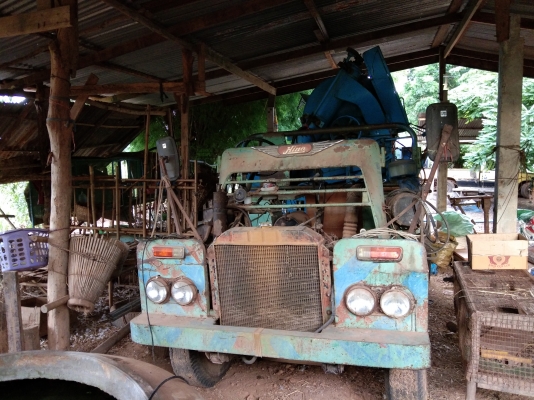 ขายรถนวดข้าวตู้ไทยเส็ง5ฟุตจำโบ้เครื่องhino6สูบ