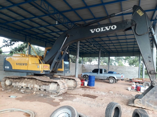 ขาบด่วนครับรถแบคโฮวอนโว่VOLVO EC210B Prom SN 70350ชั่วทำงานหนึ่งหมื่นสี่กว่าๆครับผมเล่มทะเบียนเจ้าของเดิมพร้อมโอนครับผม บำรุงรักษาเปลี่ยนให้แล้วครับหลายรายการครับซื้อไปไม่ผิดหวังครับไม่ต้องกังวนครับผม เปลี่ยนเฟืองขับ เปลี่ยนโซ่ เปลี่ยนล้อนำ เปลี่ยนใส้ในตั