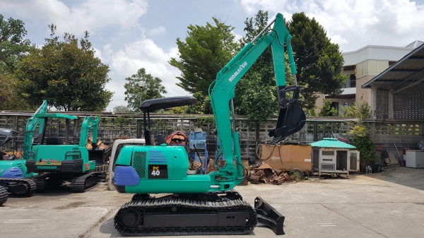ขาย รถขุด KOMATSU รุ่น PC40-7  มือสองญี่ปุ่น แทรกเหล็ก สลัก บูทเอวแน่น 100\% สวยพร้อมใช้งาน มือถือ 0818753444