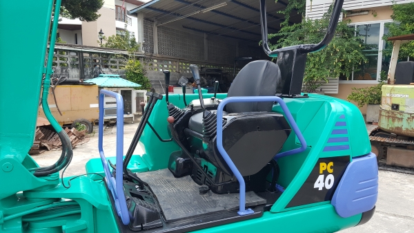ขาย รถขุด KOMATSU รุ่น PC40-7 มือสองญี่ปุ่น แทรกเหล็ก สลัก บูทเอวแน่น 100\% สวยพร้อมใช้งาน มือถือ 0818753444 ขาย รถขุด KOMATSU รุ่น PC40-7 มือสองญี่ปุ่น แทรกเหล็ก สลัก บูทเอวแน่น 100\% สวยพร้อมใช้งาน มือถือ 0818753444