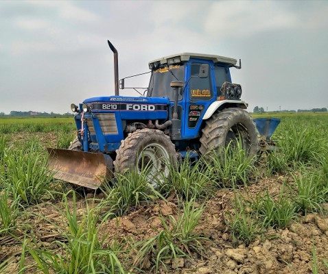 ขายรถไถ8210แอร์เย็นพร้อมใช้สุดๆราคา43ต่อรองได้ครับ  0988500292