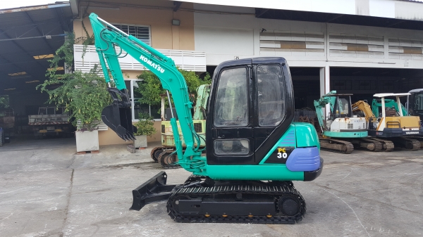 ขาย รถขุด KOMATSU รุ่น PC30-7  มือสองญี่ปุ่น แทรกเหล็ก สลัก บูทเอวแน่น 100\% หัวเก๋ง สวยพร้อมใช้งาน มือถือ 0818753444