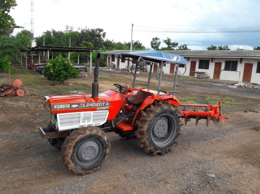 ขอขายรถไถ L2402 2เพลาสภาพสวยพร้อมผาน5 พร้อมใช้งานครับ สนใจติดต่อ 0819717099 ผอ.ภัทรพงษ์