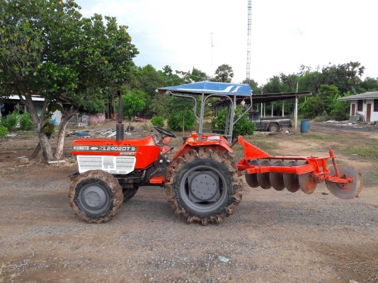 ขอขายรถไถ L2402 2เพลาสภาพสวยพร้อมผาน5 พร้อมใช้งานครับ สนใจติดต่อ 0819717099 ผอ.ภัทรพงษ์