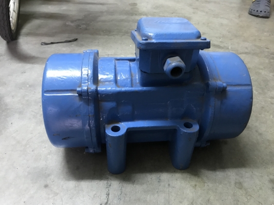 ขายมอเตอร์สั่น-เขย่า Inline 0.5HP. 380V สภาพสวย(ทำสีใหม่) หมุนนิ่มสั่นแรง พร้อมใช้งาน