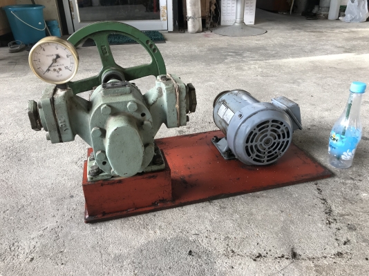 ขายเฟืองปั๊มน้ำมัน พร้อมมอเตอร์ 1HP. 220V 3สาย made in Japan มาพร้อมแท่น สภาพสวยมาก พร้อมใช้งาน ราคา 4,200 บาท