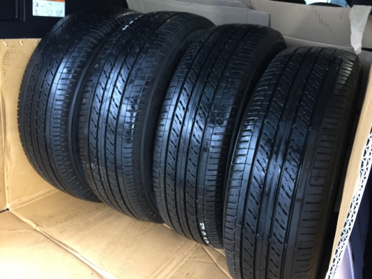 ยาง Dunlop 215 65 16 กลางปี17 ดอกเต็ม ไม่มีปะ ใช้ยาว ราคาไม่แพง