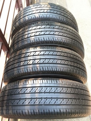 ยาง Dunlop 215 65 16 กลางปี17 ดอกเต็ม ไม่มีปะ ใช้ยาว ราคาไม่แพง