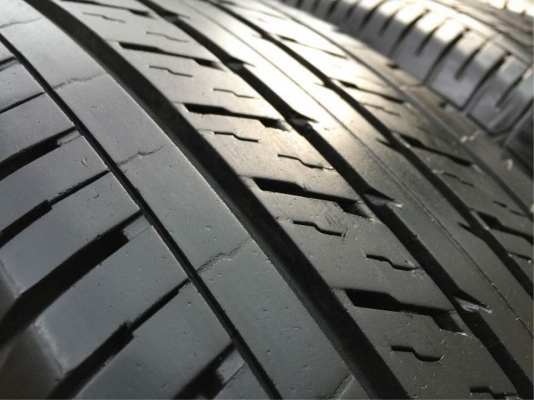 ยาง Dunlop 215 65 16 กลางปี17 ดอกเต็ม ไม่มีปะ ใช้ยาว ราคาไม่แพง
