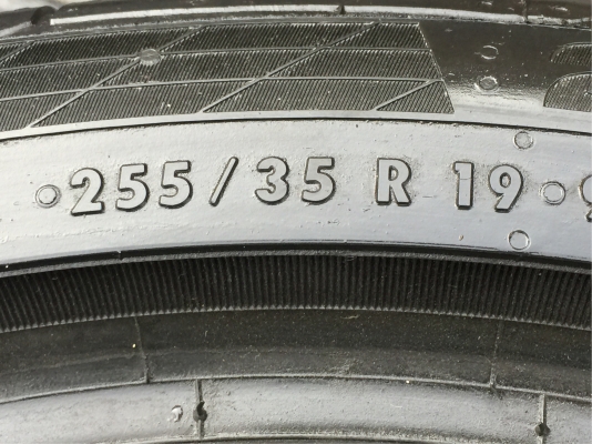 ยางคู่ Continental 255 35 19 ปลายปี16 ดอกเต็ม ไม่มีปะ เนื้อนิ่มๆ ใช้ยาว ราคาไม่แพง