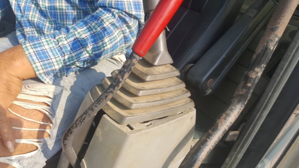 ขายด่วน KOBELCO SK200 MART SIX YN10 สภาพพร้อมใช้งาน เครื่องปั้มดี ไฟฟ้าสมบูรณ์ โซ่ช่วงล่างสวย รถพร้อมใช้งาน เอกสารใบแจ้งจำหน่าย สนใจสอบถาม 093 0764943. คุณ ตั้ม