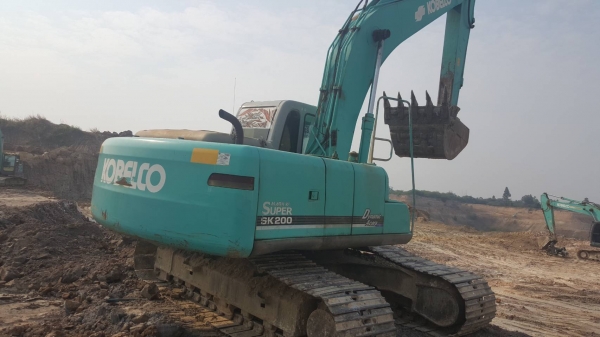 ขายด่วน KOBELCO SK200 MART SIX YN10 สภาพพร้อมใช้งาน เครื่องปั้มดี ไฟฟ้าสมบูรณ์ โซ่ช่วงล่างสวย รถพร้อมใช้งาน เอกสารใบแจ้งจำหน่าย สนใจสอบถาม 093 0764943. คุณ ตั้ม