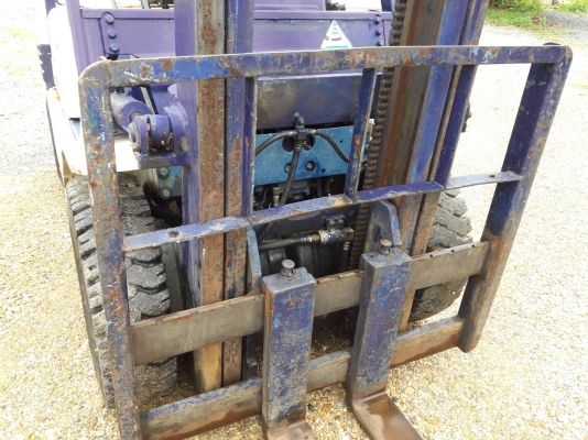 ขายรถยก KOMATSU FD20-11 เครื่องดีเซล 4FE1  เสาสูง 3 เมตร ยกได้ 2 ตัน เกียร์ธรรมดา รถนอกนำเข้า มีเอกสารการนำเข้า ติดต่อ 098-7962549