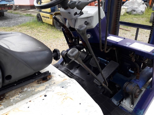 ขายรถยก KOMATSU FD20-11 เครื่องดีเซล 4FE1  เสาสูง 3 เมตร ยกได้ 2 ตัน เกียร์ธรรมดา รถนอกนำเข้า มีเอกสารการนำเข้า ติดต่อ 098-7962549