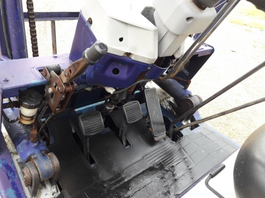 ขายรถยก KOMATSU FD20-11 เครื่องดีเซล 4FE1  เสาสูง 3 เมตร ยกได้ 2 ตัน เกียร์ธรรมดา รถนอกนำเข้า มีเอกสารการนำเข้า ติดต่อ 098-7962549