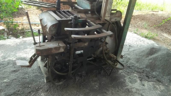 เครื่องอัดอิฐบล็อก