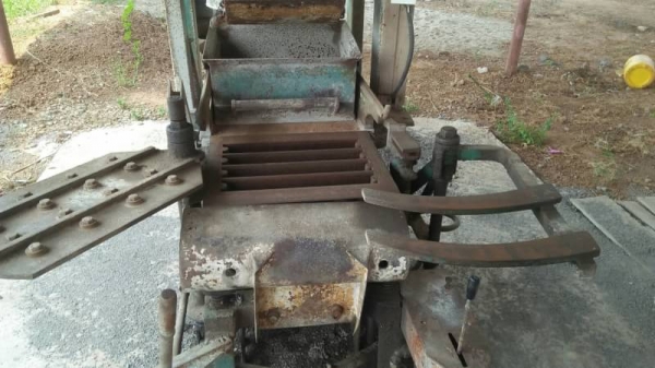 เครื่องอัดอิฐบล็อก