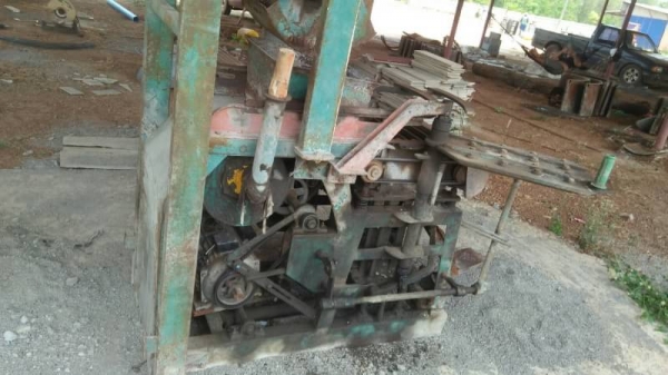 เครื่องอัดอิฐบล็อก