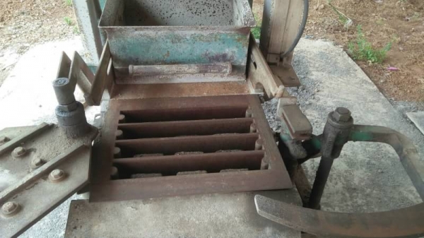 เครื่องอัดอิฐบล็อก